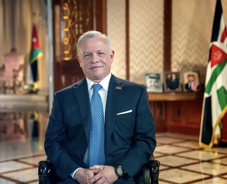 الملك يهنئ رئيس مجلس القيادة الرئاسي اليمني بالعيد الوطني