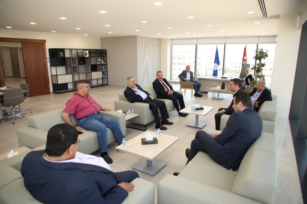 بحث تعزيز الشراكة بين غرفة الصناعة والبلدية لجذب الاستثمارات للزرقاء
