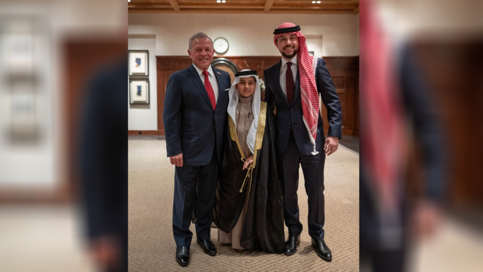 من هو الفتى الذي ابتسم له الملك عند دخوله منصة حفل الاستقلال؟