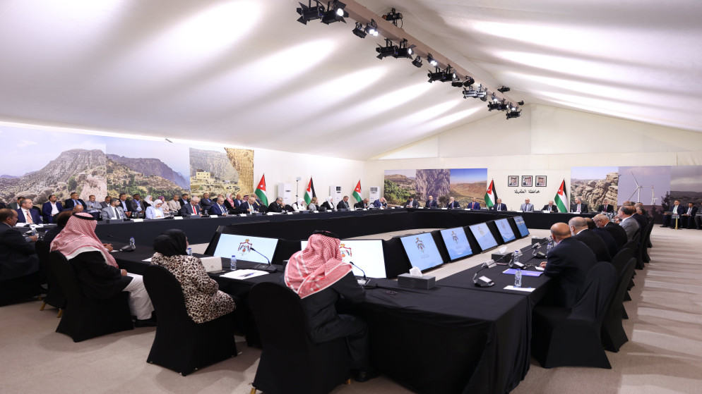 الحكومة: ملتزمون بإنفاذ المشاريع وسنرصد التمويل اللازم لها في الموازنة العامة