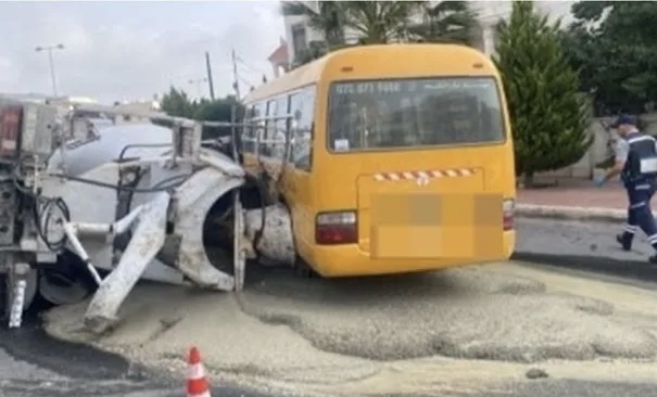 حادث تصادم بين باص مدرسة وخلاط إسمنت في أبو نصير يخلّف ازدحاماً مرورياً وإصابة متوسطة للسائق