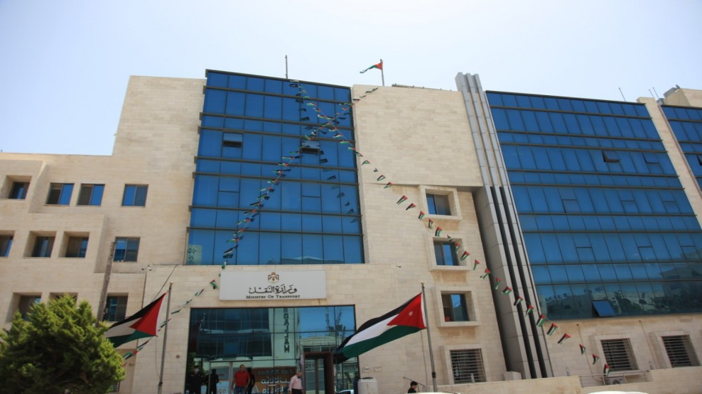 استكمال إجراءات البدء بتشغيل المرحلة الأولى من مشروع هيكلة النقل بين مراكز المحافظات وعمان