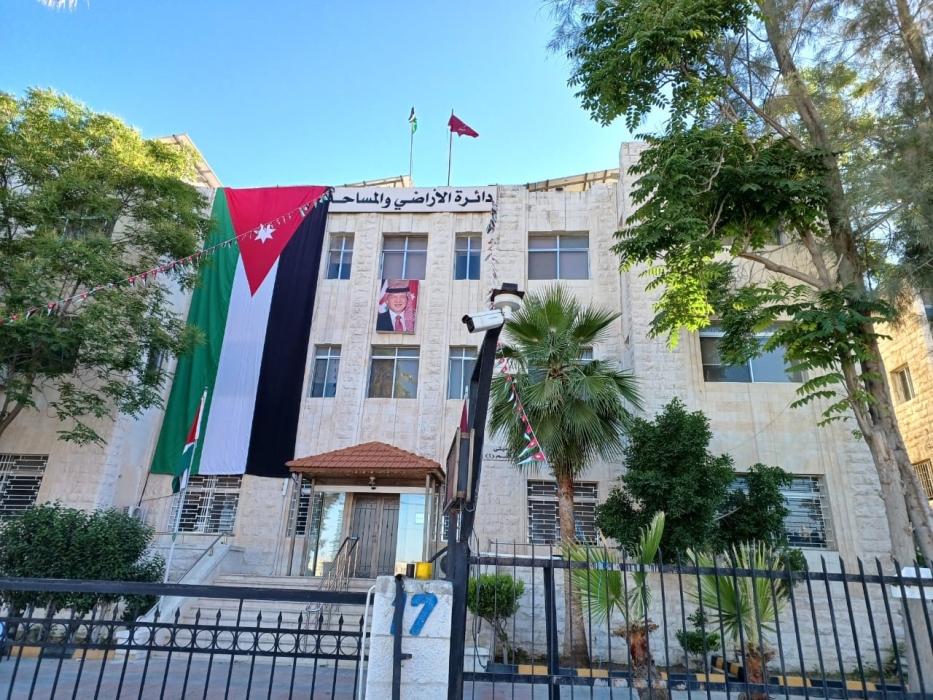 أراضي عجلون تباشر استقبال المراجعين في موقعها الجديد