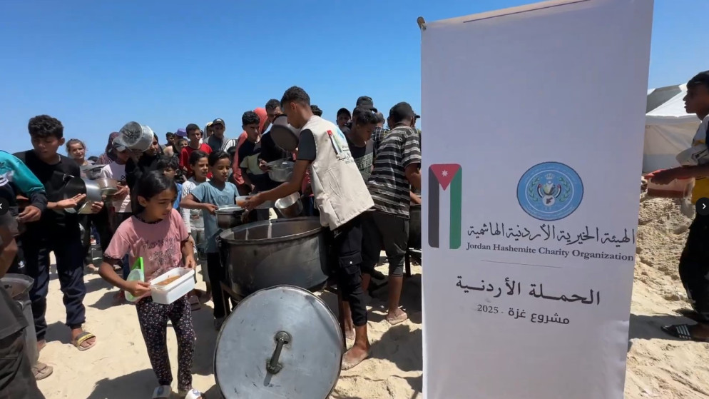 الحملة الأردنية والهيئة الخيرية توزعان وجبات في جنوب غزة
