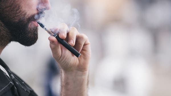الصحة العالمية تحذر: نكهات التبغ تدفع الشباب للإدمان وتطالب بحظر فوري عالمي