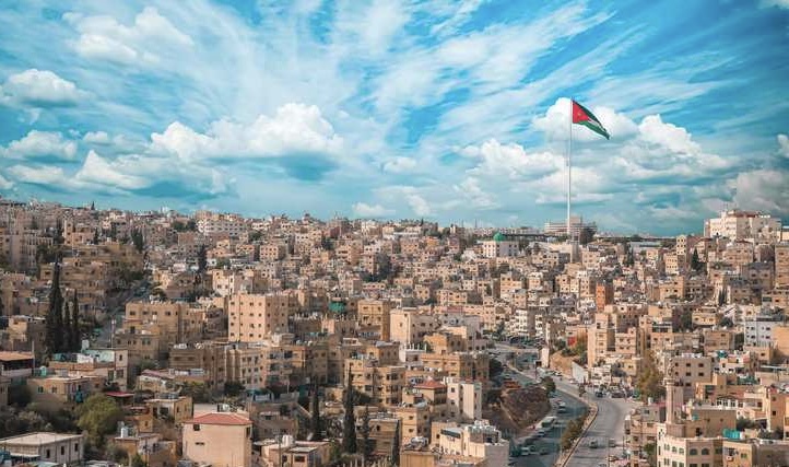 أجواء معتدلة وتحذيرات مزدوجة: غبار وضباب يهددان الرؤية في الأردن هذا الأسبوع