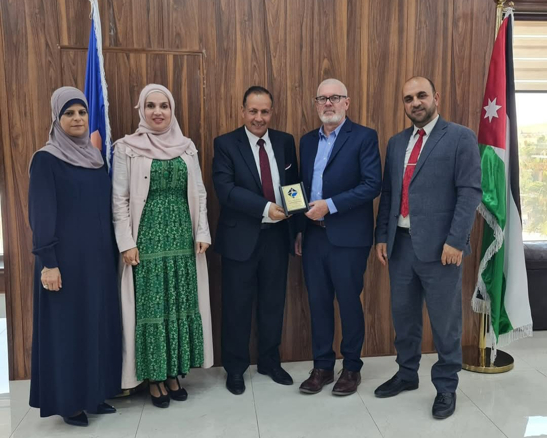 وفد من الثقافي البريطاني يزور جامعة جدارا