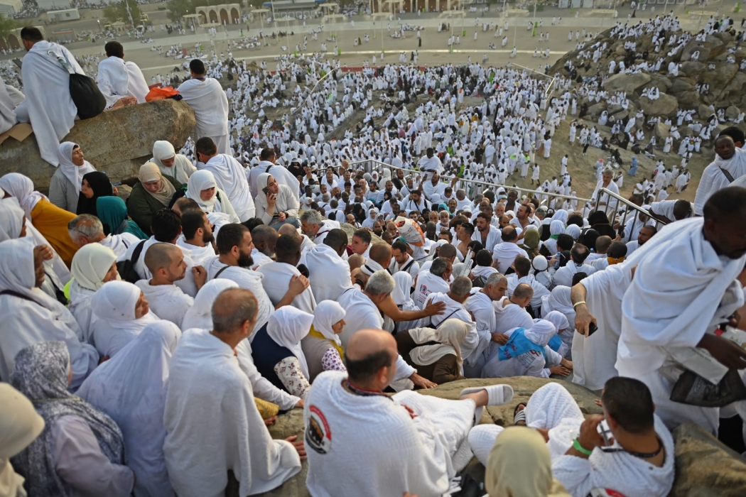 حجاج بيت الله الحرام يقفون على صعيد عرفات لأداء الركن الأعظم من الحج