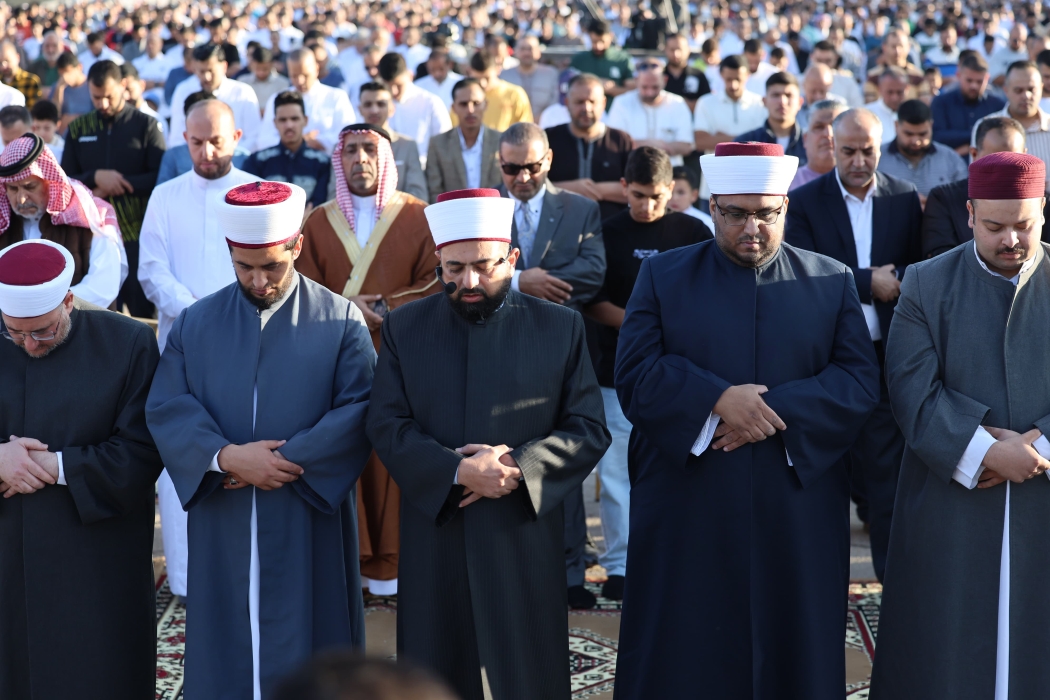 المواطنون يؤدون صلاة عيد الأضحى في المساجد الساحات