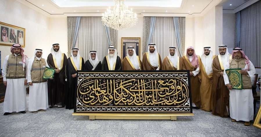 نيابة عن الملك سلمان.. تسليم كسوة الكعبة المشرفة لسدنة بيت الله الحرام استعداداً للعام الهجري الجديد