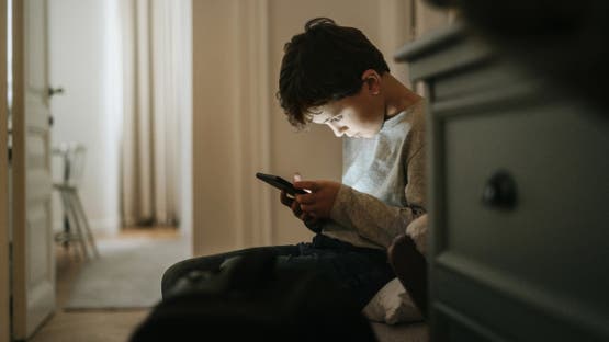 حالات انتحار أطفال.. تقرير مقلق عن تأثير وسائل التواصل