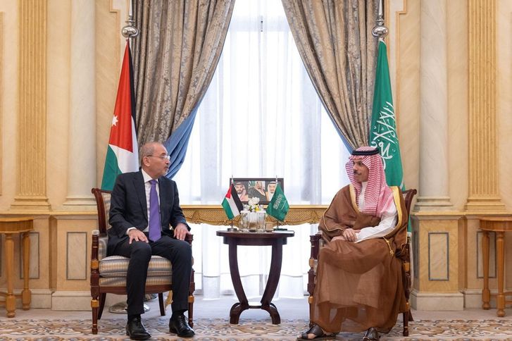 الصفدي ونظيره السعودي يدينان العدوان الإسرائيلي على إيران ويبحثان جهود التهدئة الإقليمية