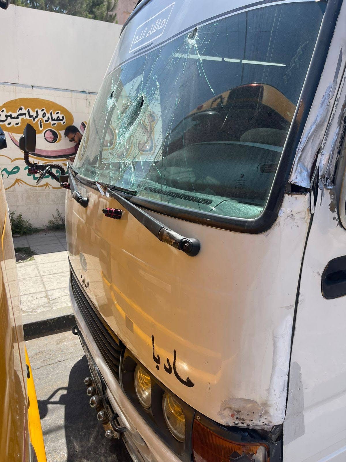 تحطيم نوافذ حافلتين في مادبا وناعور دون تسجيل إصابات