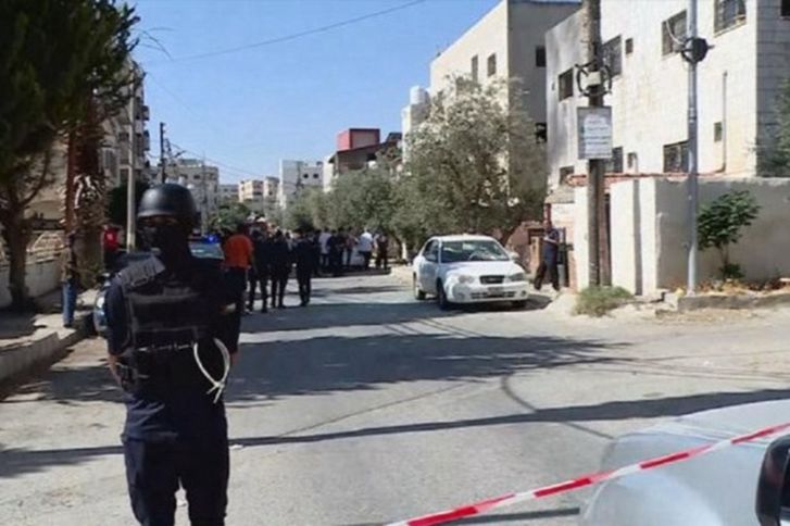 مواطن يروي تفاصيل سقوط جسم غريب على منزله في إربد وإصابة اثنين من أبنائه