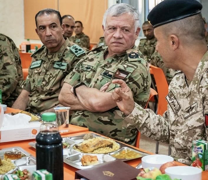 عندما يجلس الملك بين جنوده: رسالة ولاء وانتماء تتجاوز الحدود