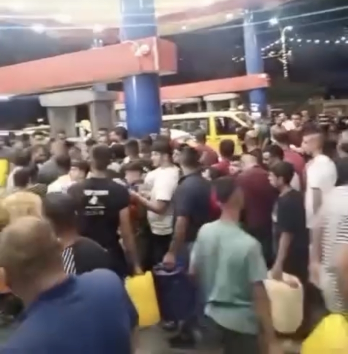 ازدحام حاد في محطات الوقود بمدينة الخليل وسط مخاوف من تصعيد إقليمي