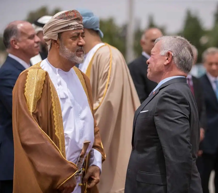 الملك يتلقى اتصالاً من السلطان هيثم بن طارق: اخماد نيران الحرب