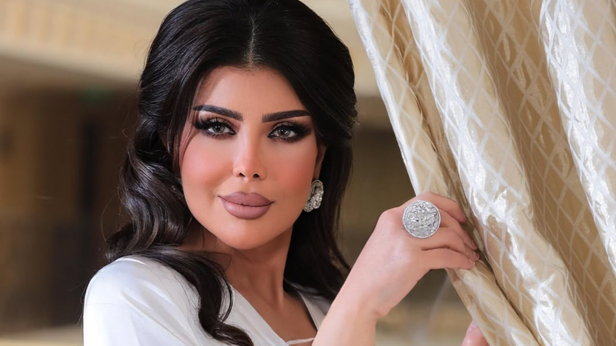 إلهام الفضالة تهاجم عبدالله بوشهري: “تتكلم على تاج راسك.. واللي ما يدري ياكل بصل!”