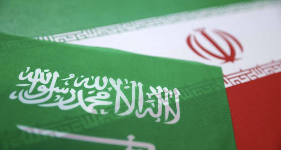 اتصال نادر بين مسؤولين عسكريين رفيعين من السعودية وإيران.. وتأكيد على التعاون الأمني