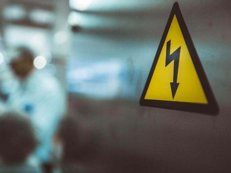 وفاة ستيني إثر صعقة كهربائية أثناء تنفيذ عمل في خريبة السوق