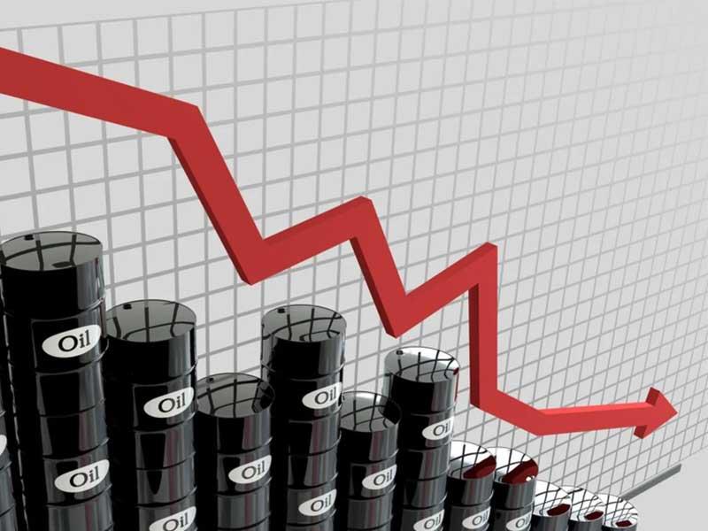 انخفاض طفيف في أسعار النفط وسط ترقّب عالمي لتطورات السوق