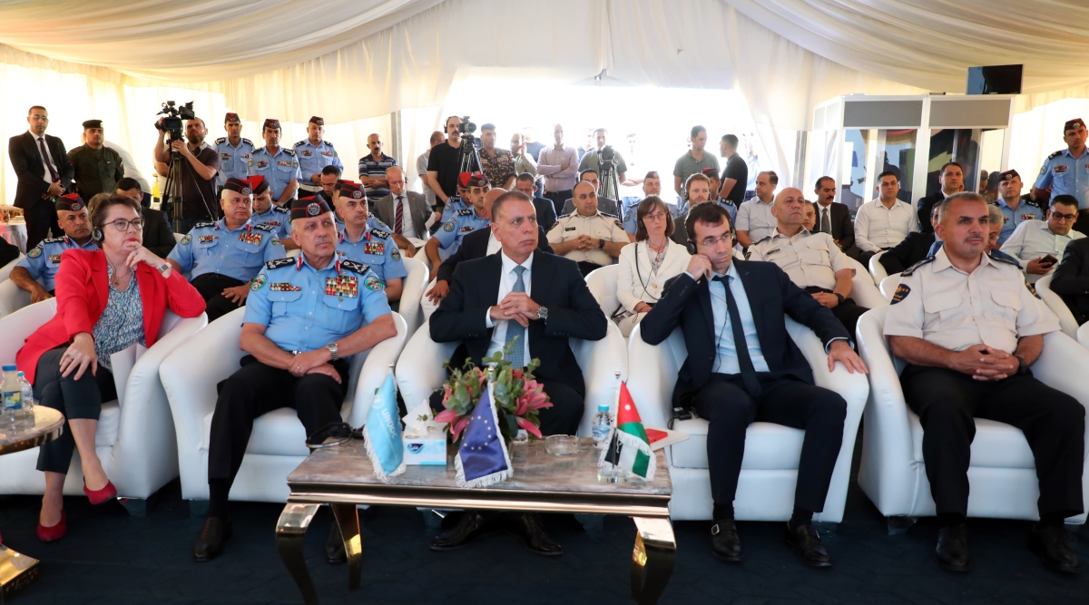 وزير الداخلية يفتتح مبنى الحافلات وغرفة الإدارة المتكاملة في مركز حدود جابر