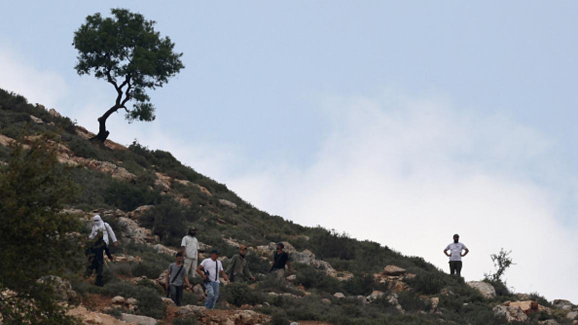 مستوطنون يهاجمون مزارعين وممتلكات فلسطينية وتحذيرات من مخطط للتهجير