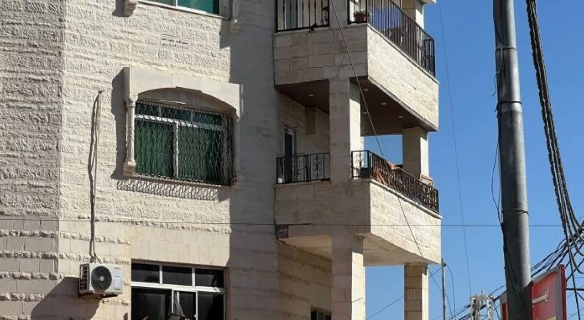 انهيار مبنى سكني في إربد دون إصابات بعد إخلائه احترازيًا بسبب تصدعات خطيرة