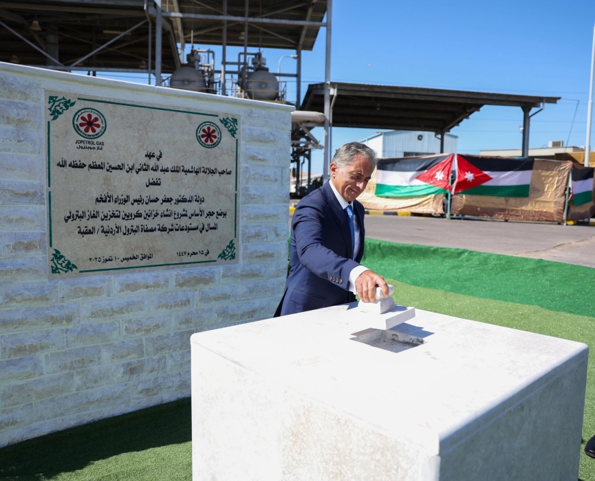 رئيس الوزراء يتفقَّد مشاريع استراتيجية في العقبة ويضع حجر الأساس لمستودعات غاز وأمونيا