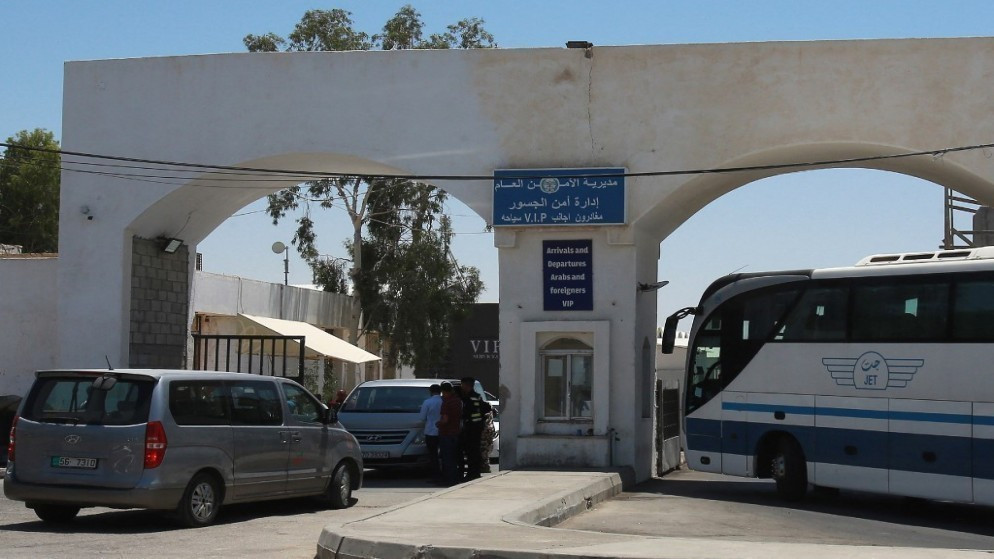 قرارات تنظيمية على جسر الملك حسين تشمل ضبط الحجز الإلكتروني وخدمة الـVIP