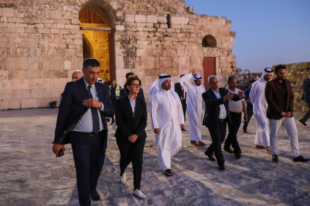 رئيس قطر للسياحة يزور موقع جبل القلعة الاثري