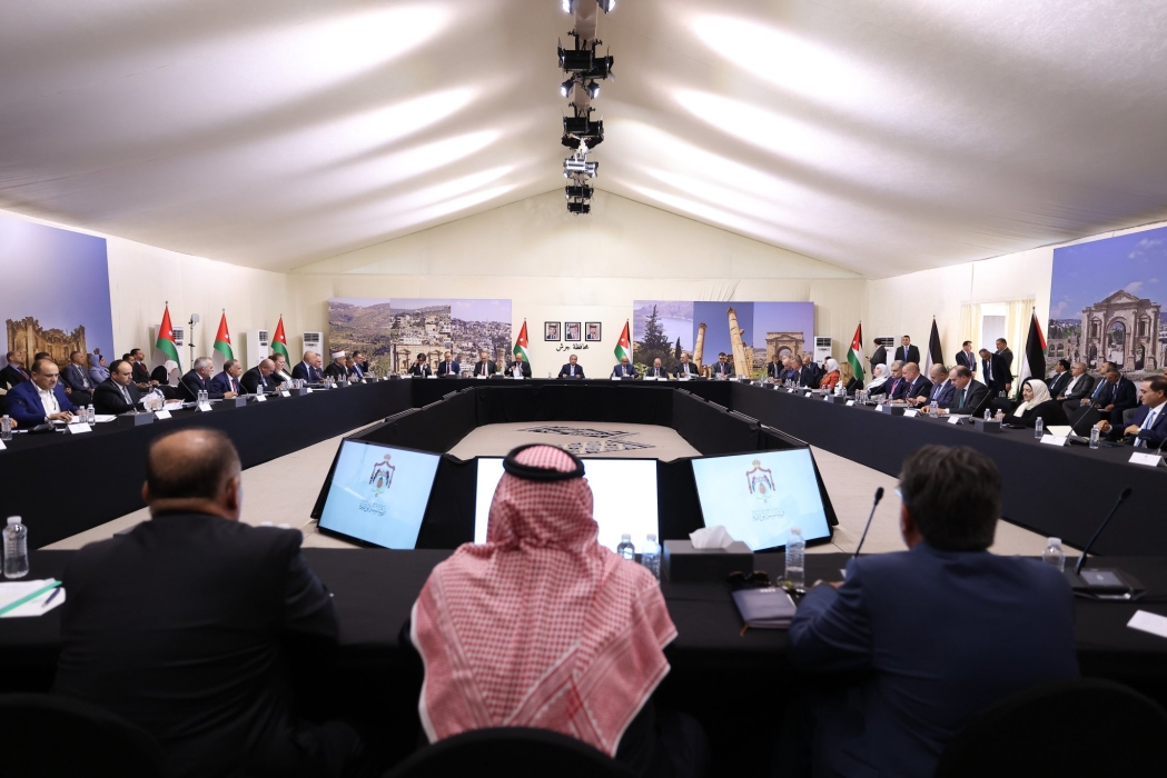 رئيس الوزراء: ورشات عمل الديوان الملكي لتحديث الرؤية الاقتصادية تركز على تحفيز القطاعات وتعويض الفرص المفقودة