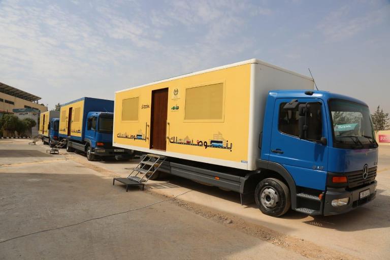 الترخيص المسائي المتنقل على أوتوستراد الزرقاء ينجز  5000 معاملة في شهر واحد