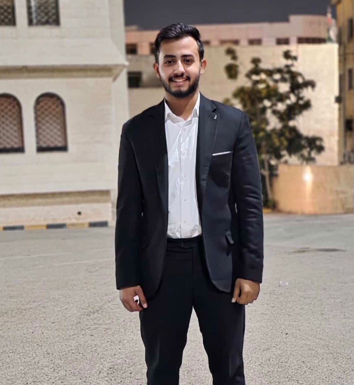 هاشم الشوبكي يهنئ أصيل العساف بمناسبة تخرجه من جامعة الزيتونة