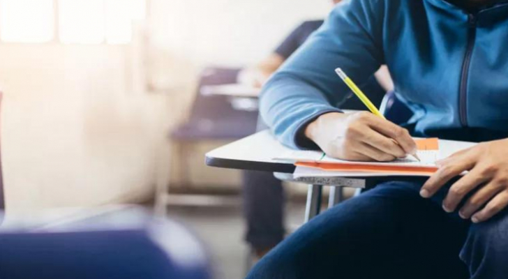 طلبة الصف الحادي عشر يتقدمون لامتحانات الثانوية وفق النظام الجديد الخميس المقبل
