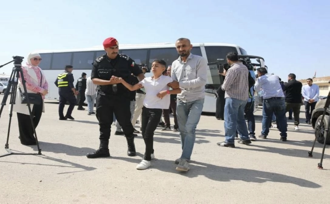 الأردن يُجلي 34 مريضًا من غزة برًا لتلقي العلاج ويؤكد استمرار دعمه الطبي لأهالي القطاع
