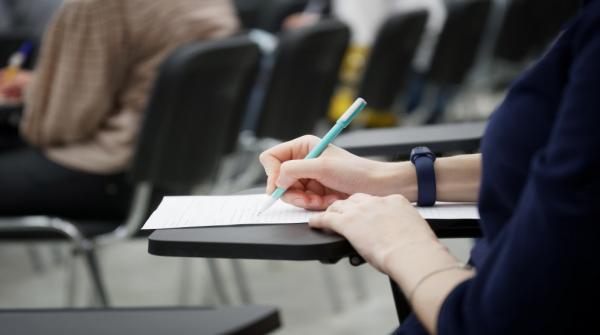 136 ألف طالب يبدأون أول امتحانات “التوجيهي الجديد”.. نظام حديث يخفف الضغط ويعزز العدالة