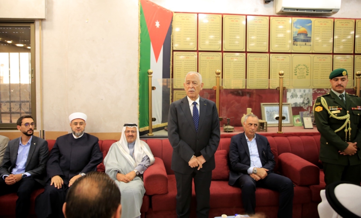 مندوبًا عن الملك وولي العهد… العيسوي يقدم واجب العزاء لعشائر الزبن والياسين وآل الصباغ