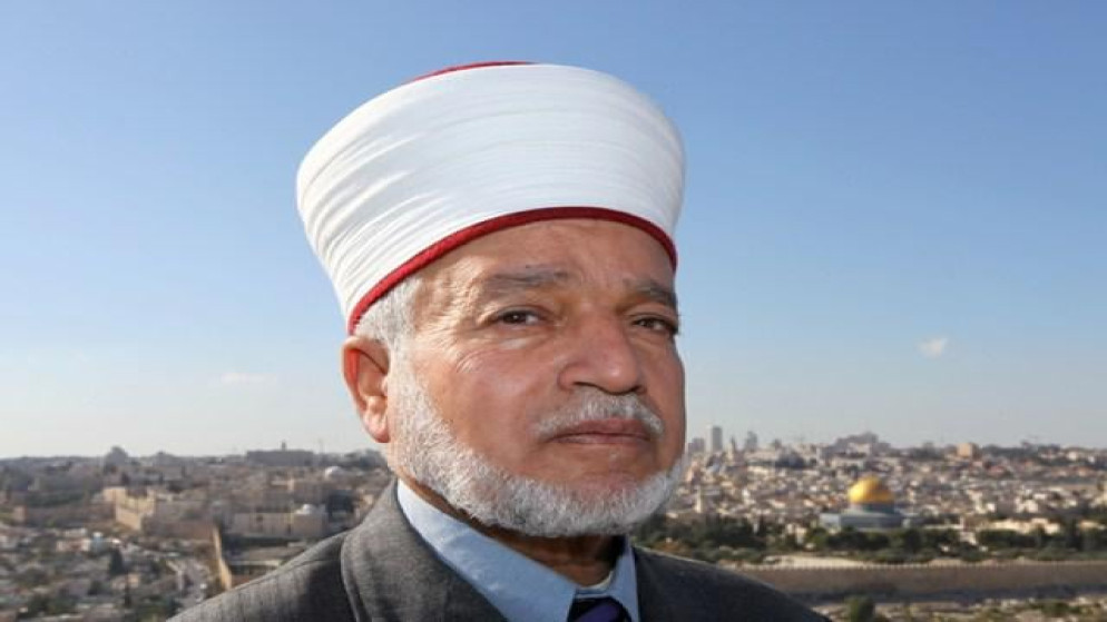 الاحتلال يصدر قرارا بإبعاد مفتي القدس 6 أشهر عن المسجد الأقصى