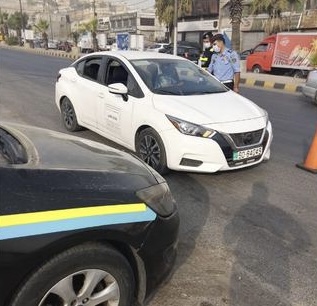 إدارة السير توزع كمامات على السائقين والركاب وسط الأجواء المغبرة