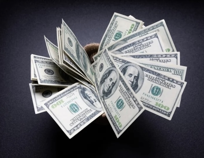 الدولار ينهي سلسلة خسائر استمرت يومين بارتفاع 0.5