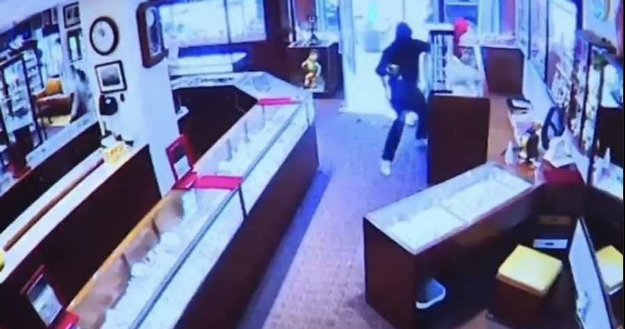 سطو خاطف بـ90 ثانية.. لصوص ينهبون مجوهرات بـ2 مليون دولار في سياتل