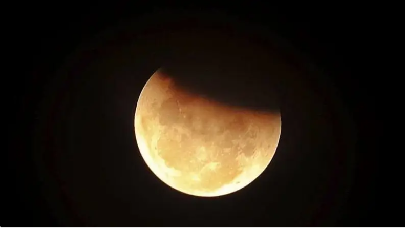 خسوف القمر الكلي النادر: ظاهرة فلكية تستمر 5 ساعات ونصف تُرى بالعين المجردة مساء الأحد