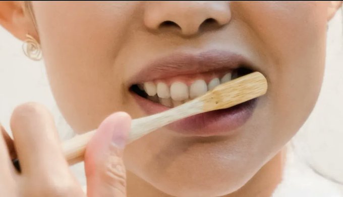 أطباء يوصون بـتنظيف الأسنان بعد الإفطار مع الانتظار 30 دقيقة لحماية المينا