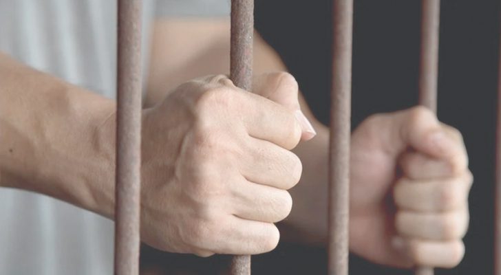 حبس شاب ثلاث سنوات لابتزازه سيدة وتهديدها بالحرق