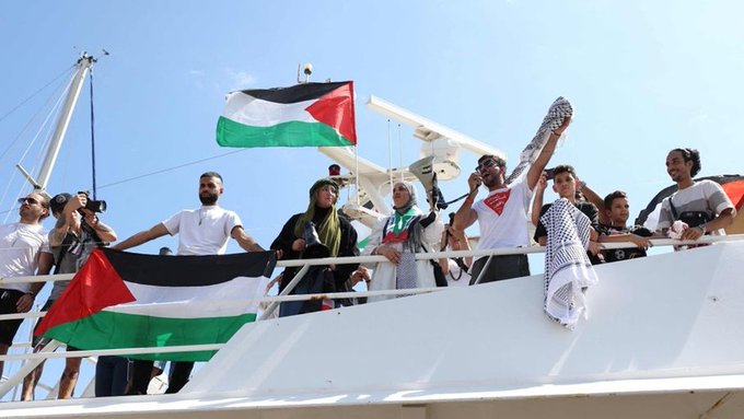 طائرات مسيرة مجهولة تطارد أسطول الصمود في المياه الدولية