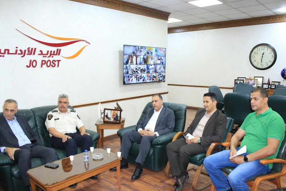 العدوان يزور البريد الأردني ومركز جمرك التجارة الإلكترونية ويشيد بالإنجازات
