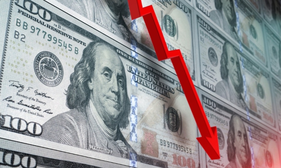 الدولار يتراجع وسط قلق من ضعف التوظيف وتوقعات بخفض الفائدة الأميركية
