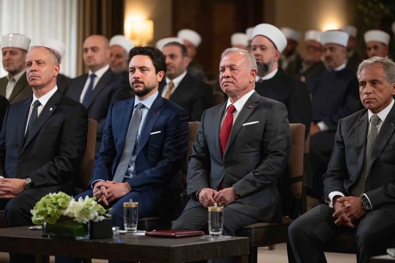 الملك : يا رسولَ الإلهِ أنتَ شفيعي