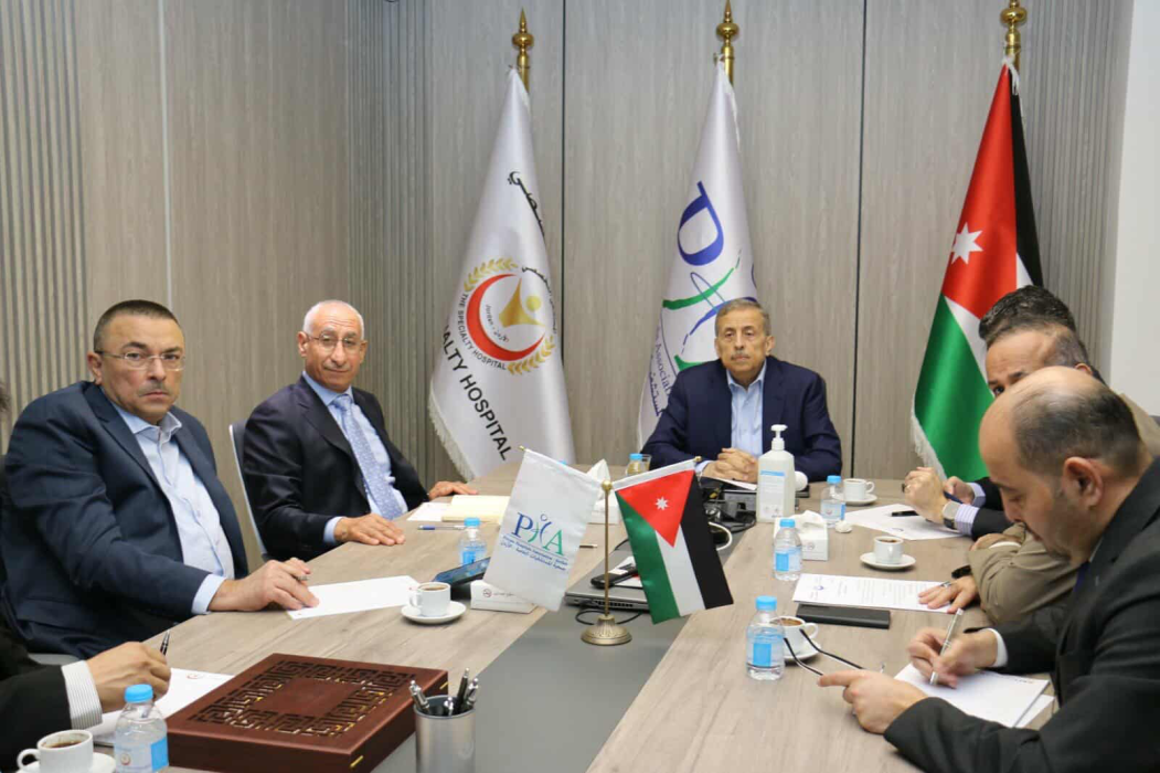 جمعية المستشفيات الخاصة ونقابة تجار المعدات الطبية توافقان على الالتزام بتعليمات الغذاء والدواء